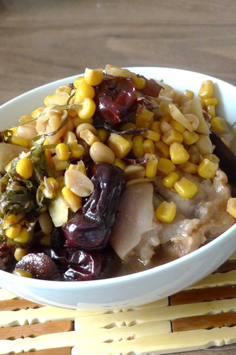 Peanuts, Red Dates, Corn and Pork's Feet Soup-a Nourishing Food that is Delicious recipe