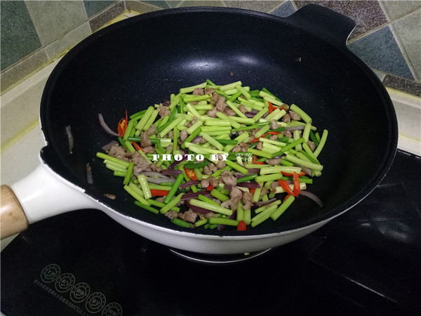 Stir-fried Pork with Garlic Sprouts recipe