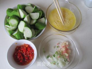 Scrambled Eggs with Chopped Pepper and Loofah recipe