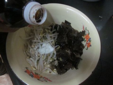 Fungus Mixed with Bean Sprouts recipe