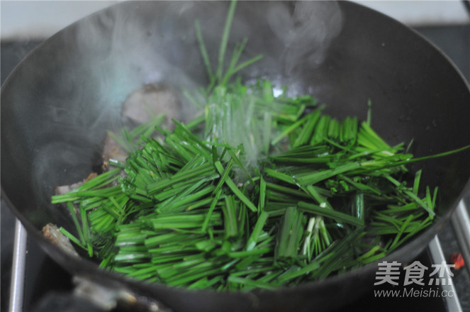 Stir-fried Pork Blood Meatballs with Leek recipe