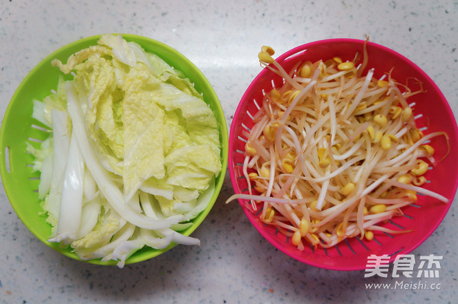 Bean Sprouts Mixed with Cabbage Shreds recipe