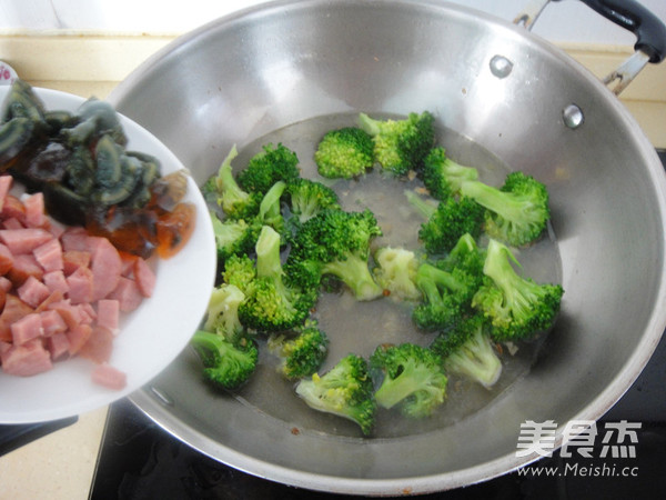 Broccoli Stewed with Preserved Egg recipe