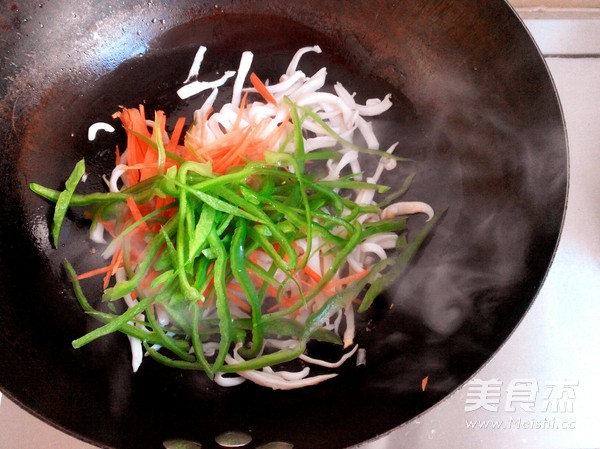 Squid Shredded Silver Bud in Hot Pot recipe