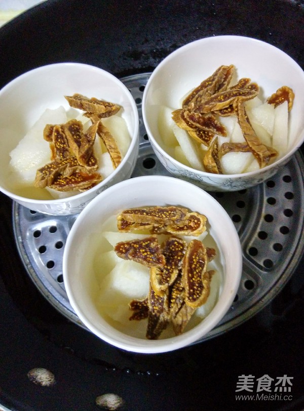Stewed Sydney with Dried Figs---a Good Product for Clearing Heat and Relieving The Throat recipe