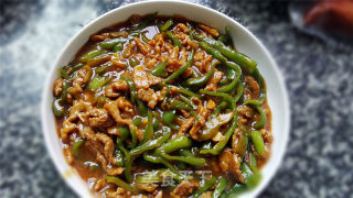 Noodles with Green Pepper Shredded Pork recipe