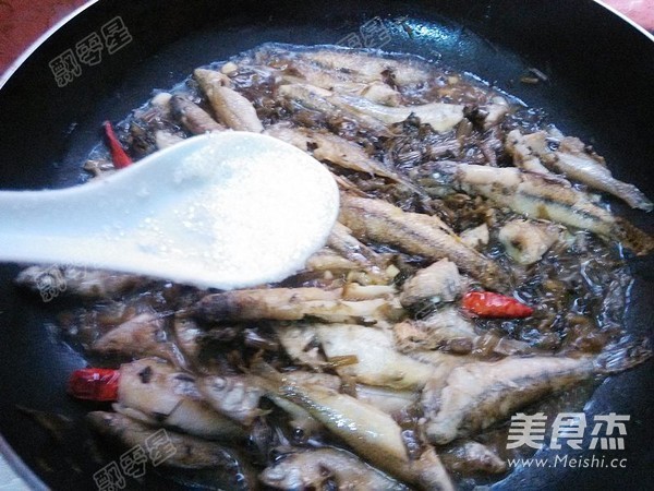 Braised Small Fish with Pickled Vegetables recipe