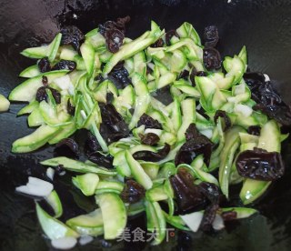 Stir Fried Fungus with Garlic Zucchini recipe