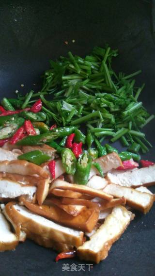 Stir-fried Celery with Fragrant Dried Seeds recipe