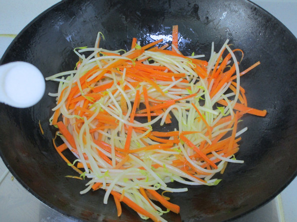 Stir-fried Three Shreds of Mung Bean Sprouts recipe