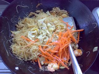 Stir-fried Rice Noodles with Curry Shrimp recipe