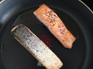 Norwegian Home Cooking-fried Salmon with Avocado Salad recipe