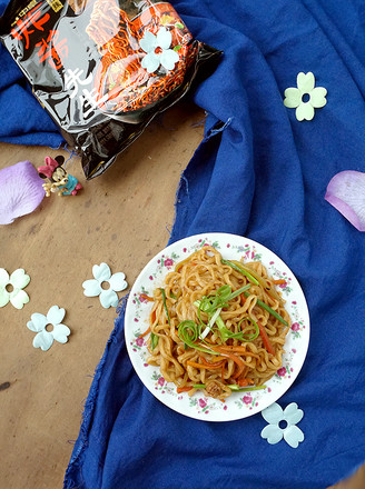 Fried Instant Noodles with Fried Sauce recipe