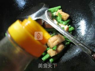 Stir-fried Plum Beans with Tofu in Hot Pepper Oil recipe