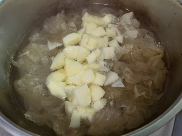 Apple Tremella Soup recipe