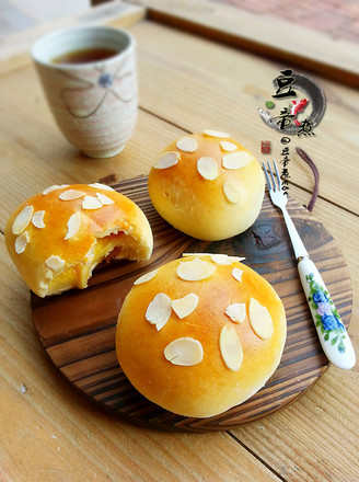 Chinese Mango Jam Almond Sliced Bread