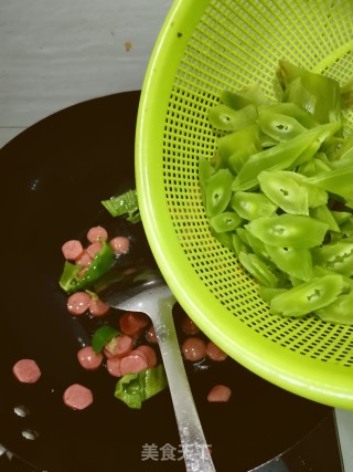 Stir-fried Lettuce with Hot Dog recipe