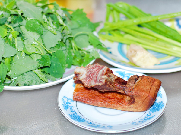 Stir-fried Bacon with Grey Vegetables recipe