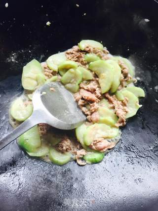 Stir-fried Vermicelli with Loofah and Goose recipe