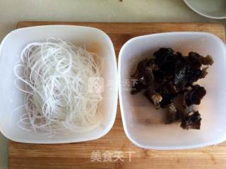 Loofah and Fungus Vermicelli Soup recipe