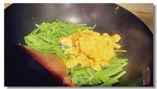 Scrambled Eggs with Artemisia Stalk recipe