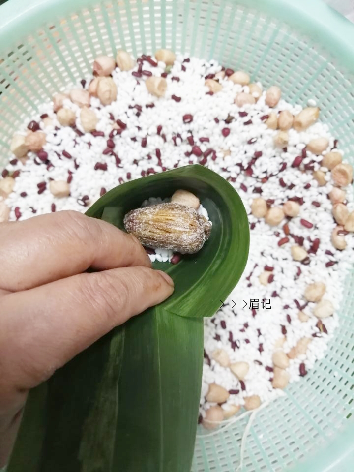 The Wrapping Method of Triangular Rice Dumplings recipe