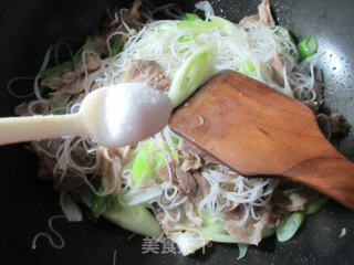 Stir-fried Rice Noodles with Beef and Green Onion recipe