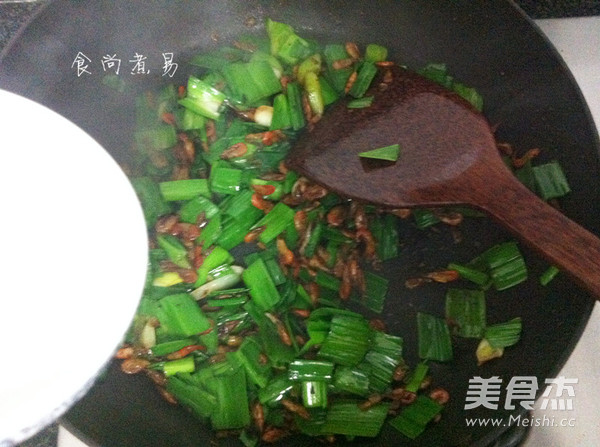 Fried Small River Prawns with Garlic Sprouts recipe