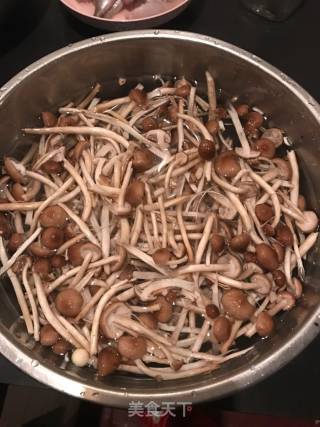 Stir-fried Tea Tree Mushroom with Hot Pepper recipe