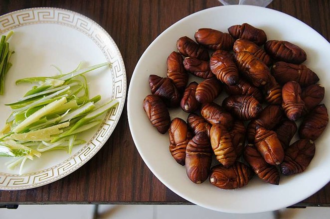 Stir-fried Silkworm Pupa with Green Onion and Ginger recipe