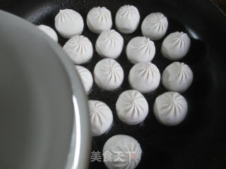 Pan-fried Xiaolongbao (three Fresh Stuffing) recipe