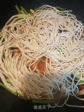 Braised Noodles with Garlic Moss recipe