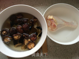 Goji Mushroom and Chicken Thigh Soup recipe