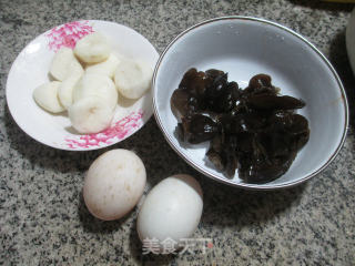 Fried Duck Eggs with Black Fungus and Water Chestnuts recipe
