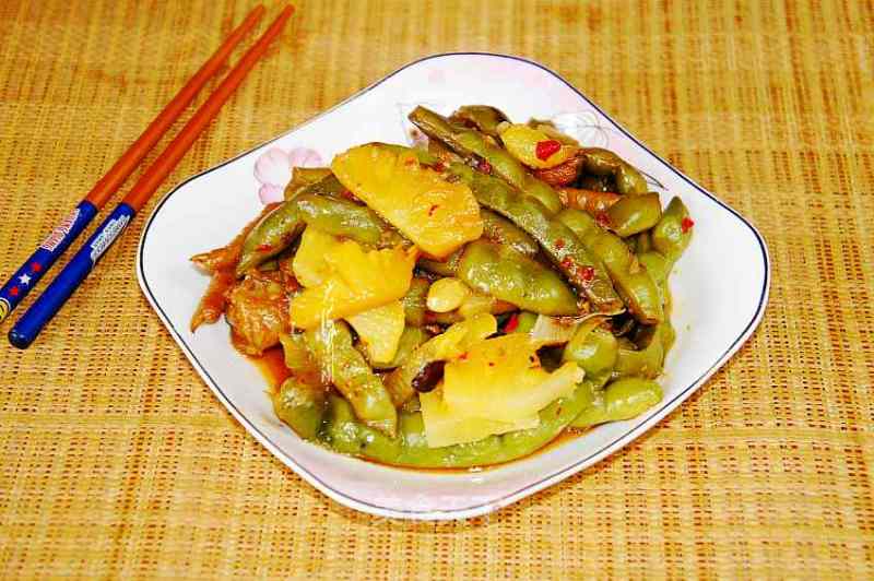 Stewed Pineapple and Chicken Feet with Beans recipe