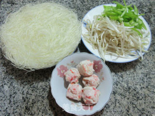 Stir-fried Rice Noodles with Green Pepper Shrimp Balls and Mung Bean Sprout Balls recipe