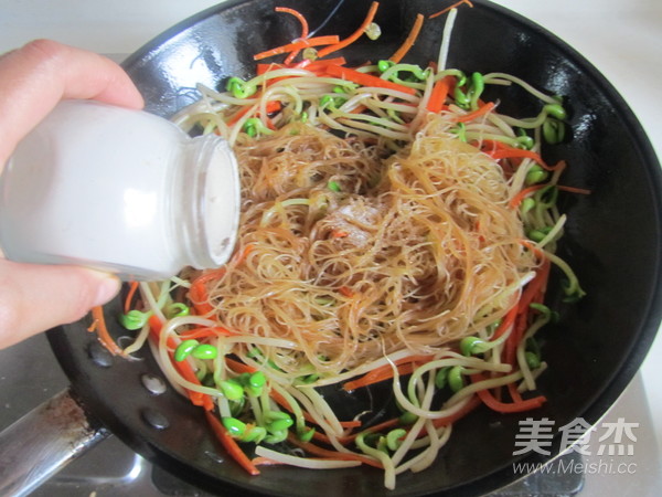 Stir-fried Rice Noodles with Seafood recipe