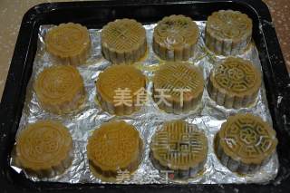 Cantonese Egg Yolk Mooncake recipe