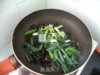 Scrambled Eggs with Fungus and Garlic Seedlings recipe