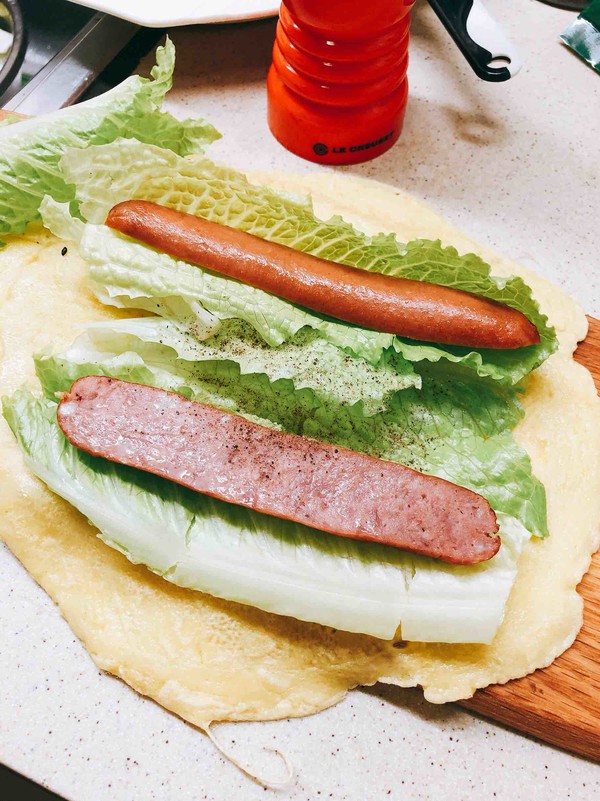 Beef Sausage with Quiche Rolls and Lettuce recipe