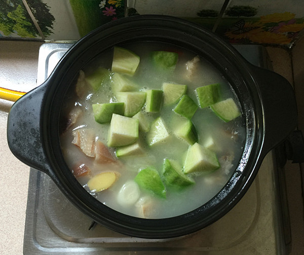 Braised Pork Trotter with Radish recipe