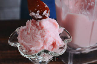 Strawberry Smoothies are Probably The Best Food in Early Summer recipe