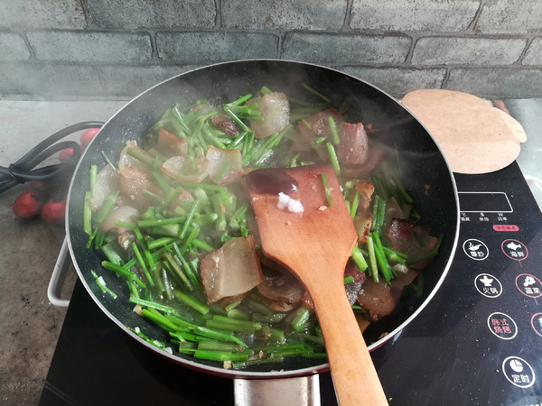 Stir-fried Bacon with Wild Celery recipe