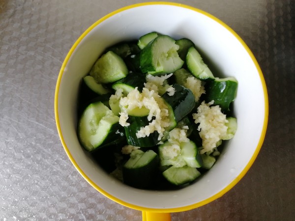 Garlic and Cucumber Mixed with Fungus recipe