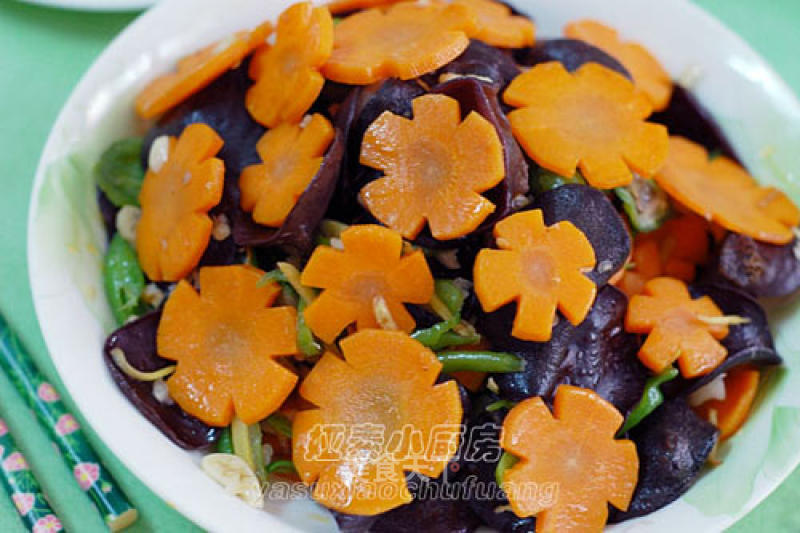 Stir-fried Thin Fungus with Sliced Gourd and Carrot
