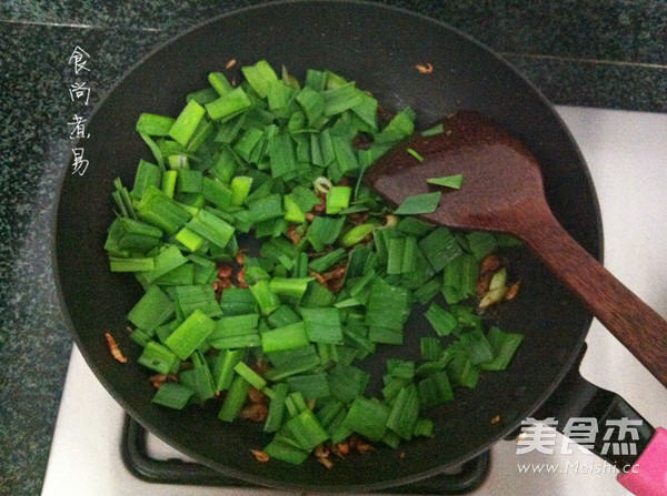 Fried Small River Prawns with Garlic Sprouts recipe