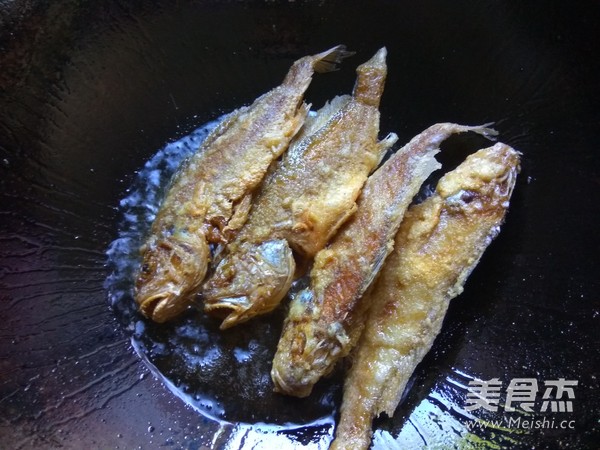 Braised Small Yellow Croaker in Korean Spicy Sauce recipe