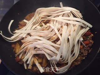 Braised Noodles with Eggplant and Minced Meat recipe