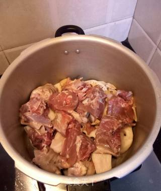 Stewed Pork Knuckles with Lotus Root, Grass and Insect Flower recipe