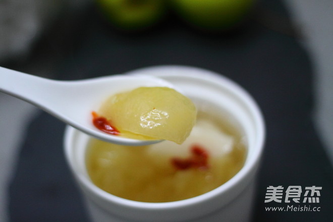 Coconut-scented White Fungus and Pear Soup recipe
